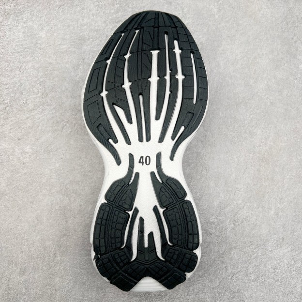 バレンシアガ「Balenciaga」ラウンドつま先のプラットフォームスニーカー