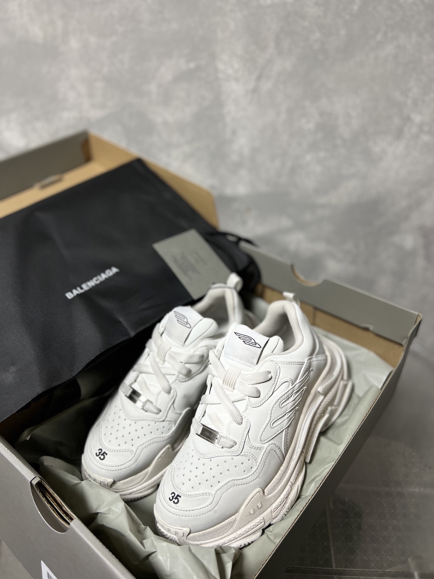 バレンシアガ「Balenciaga」ラウンドつま先のプラットフォームスニーカー