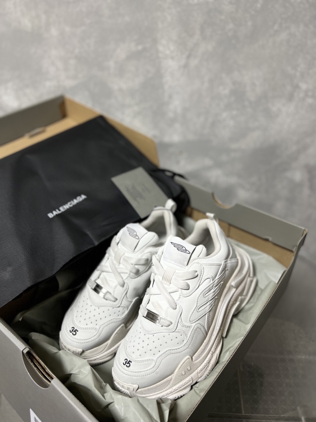 バレンシアガ「Balenciaga」ラウンドつま先のプラットフォームスニーカー