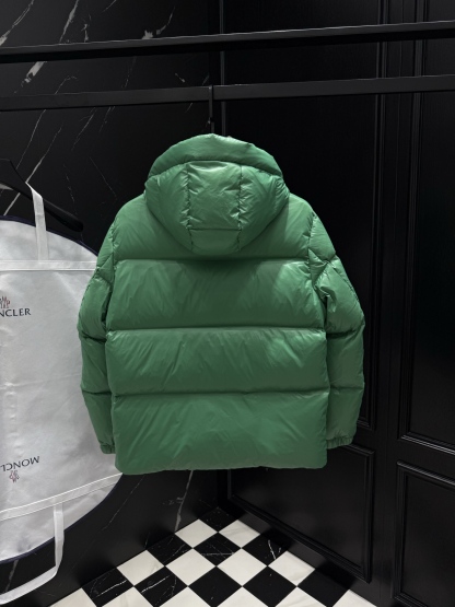 モンクレール「Moncler」フード付きダウンジャケット