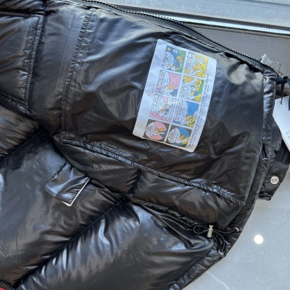 モンクレール「Moncler」トリコロールストラップ ダウンジャケット