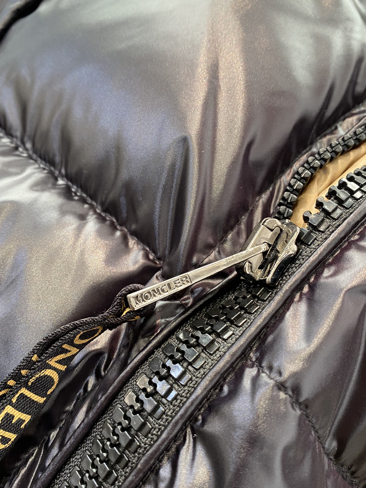 モンクレール「Moncler」フード付きハイネック ダウンジャケット