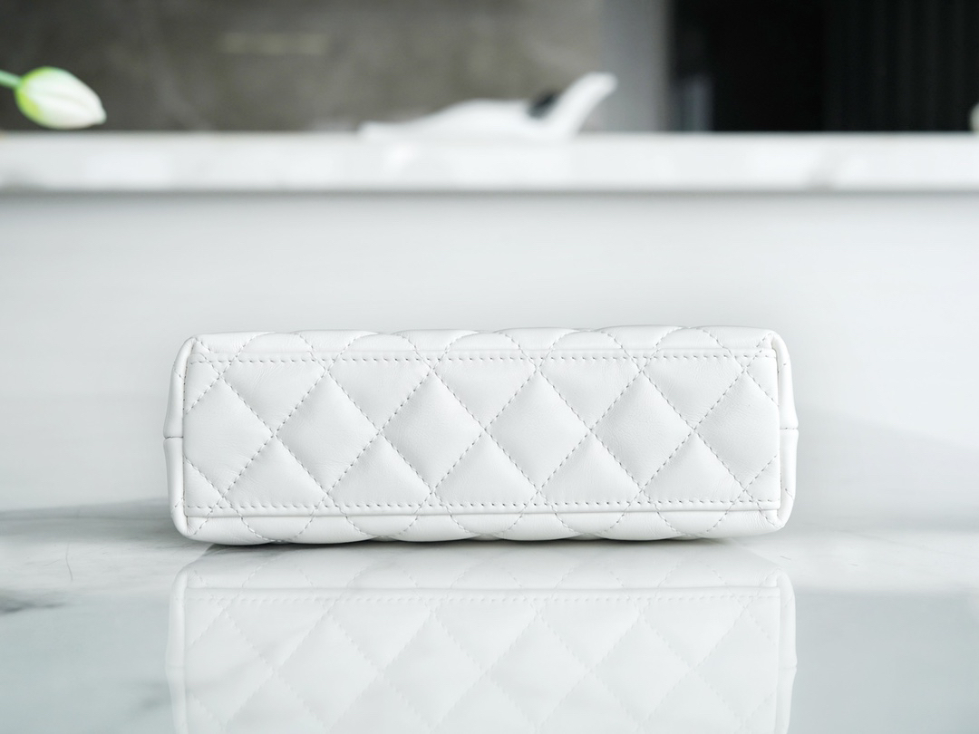 シャネル「Chanel」ケリー ハンドルバッグ ホワイト ラージサイズ — 純白のエレガンスと機能性の究極バランス