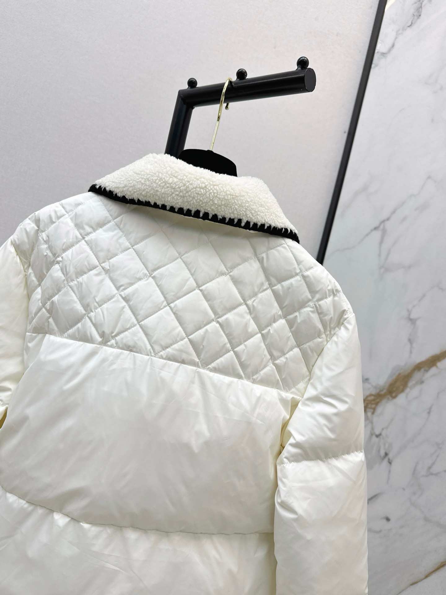 シャネル「Chanel」Quilted Collar Puffer Jacket