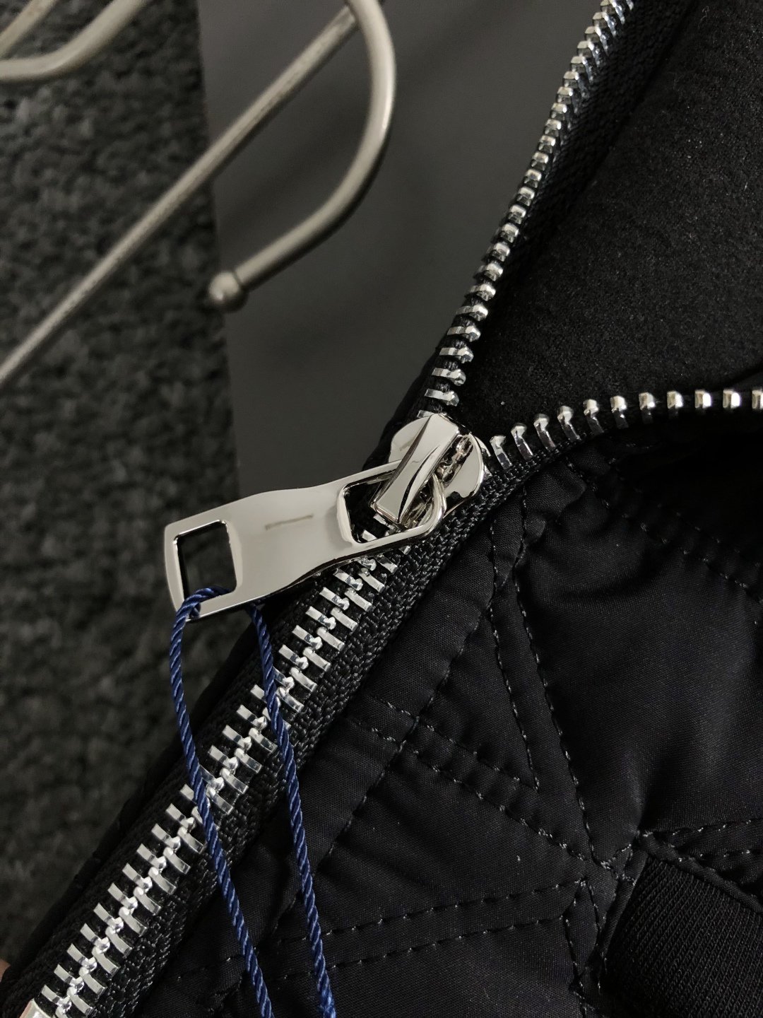 プラダ「Prada」トライアングル ジップポケット スウェットシャツ