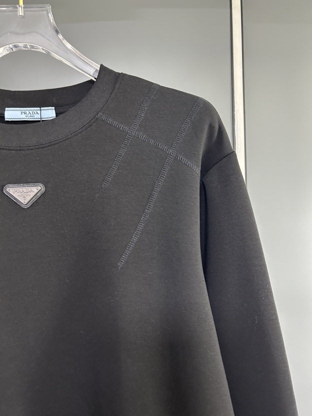 プラダ「Prada」レター ロゴ ロングスリーブ Tシャツ