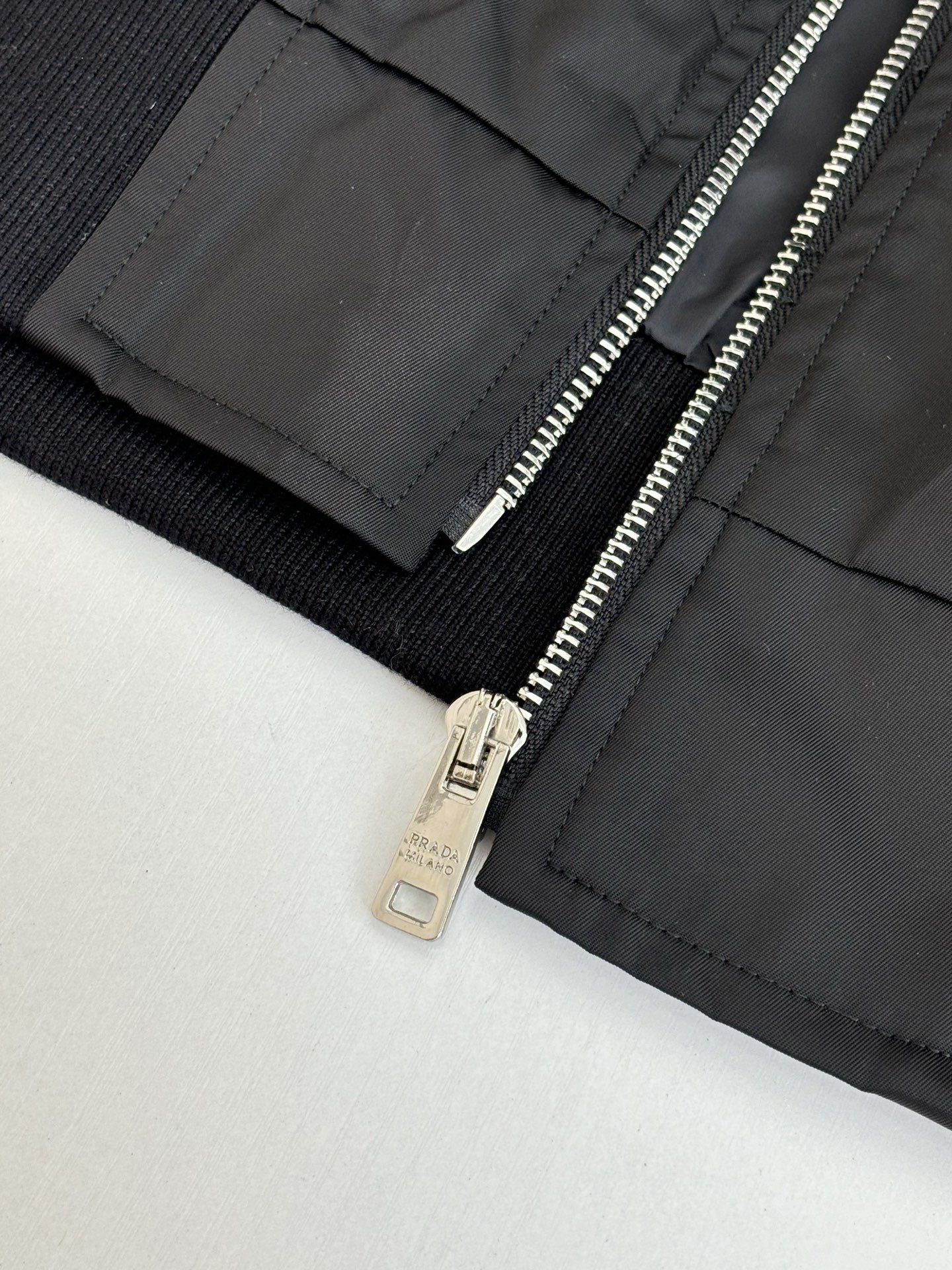 プラダ「Prada」フード付き リサイクル ナイロン ジャケット