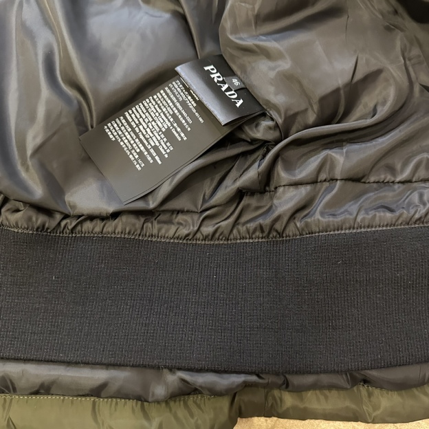 プラダ「Prada」フード付き ダウンジャケット