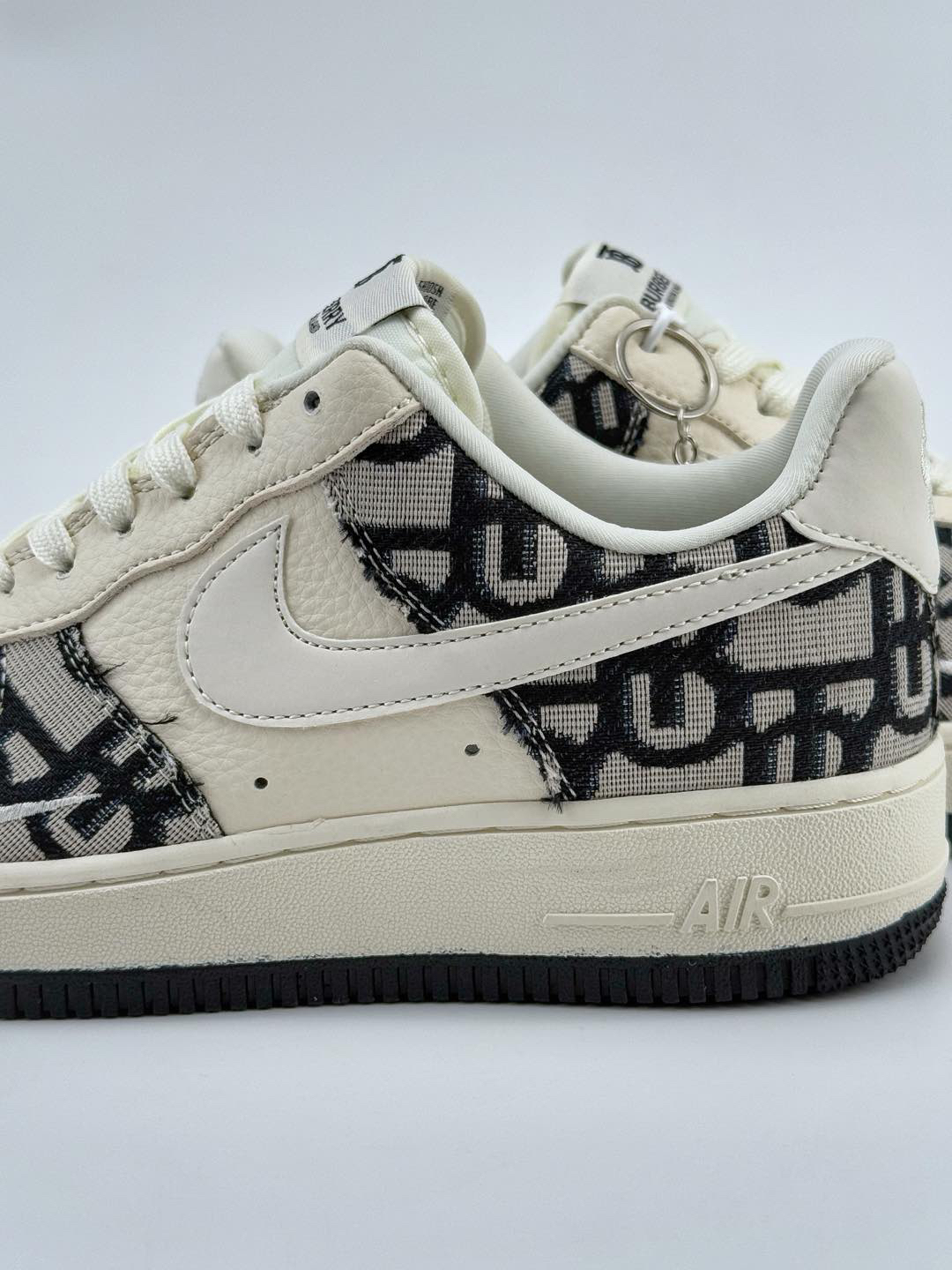 「コラボモデル」Burberry x NikeAir Force 1 Low '07 スニーカー