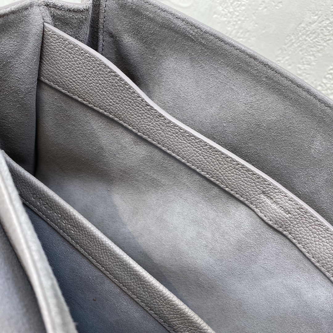 セリーヌ「Celine」SOFT 16 レザー ショルダーバッグ