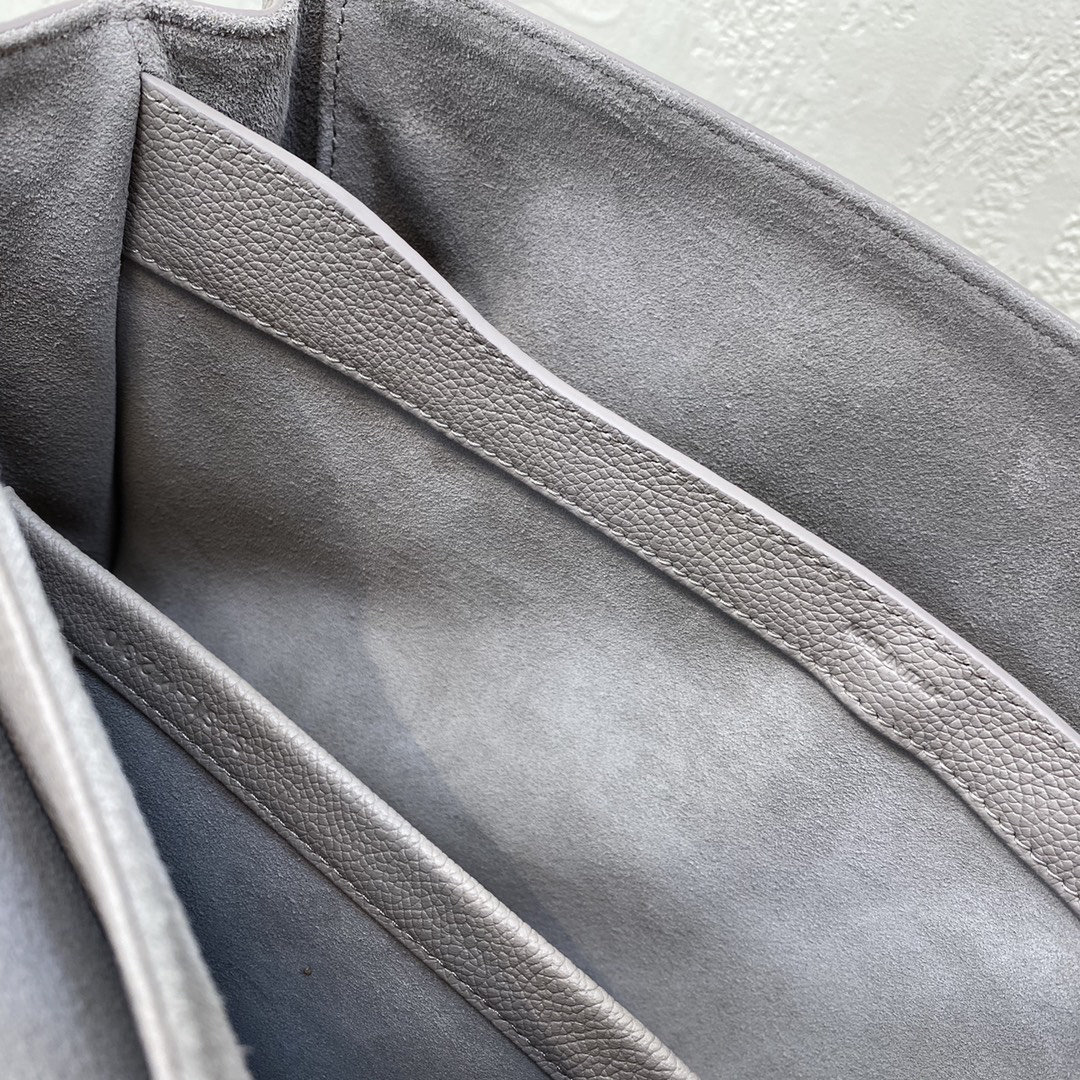 セリーヌ「Celine」SOFT 16 レザー ショルダーバッグ