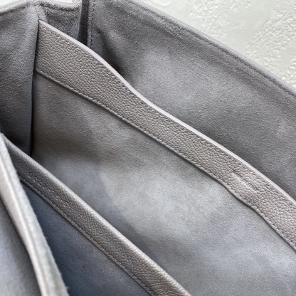 セリーヌ「Celine」SOFT 16 レザー ショルダーバッグ