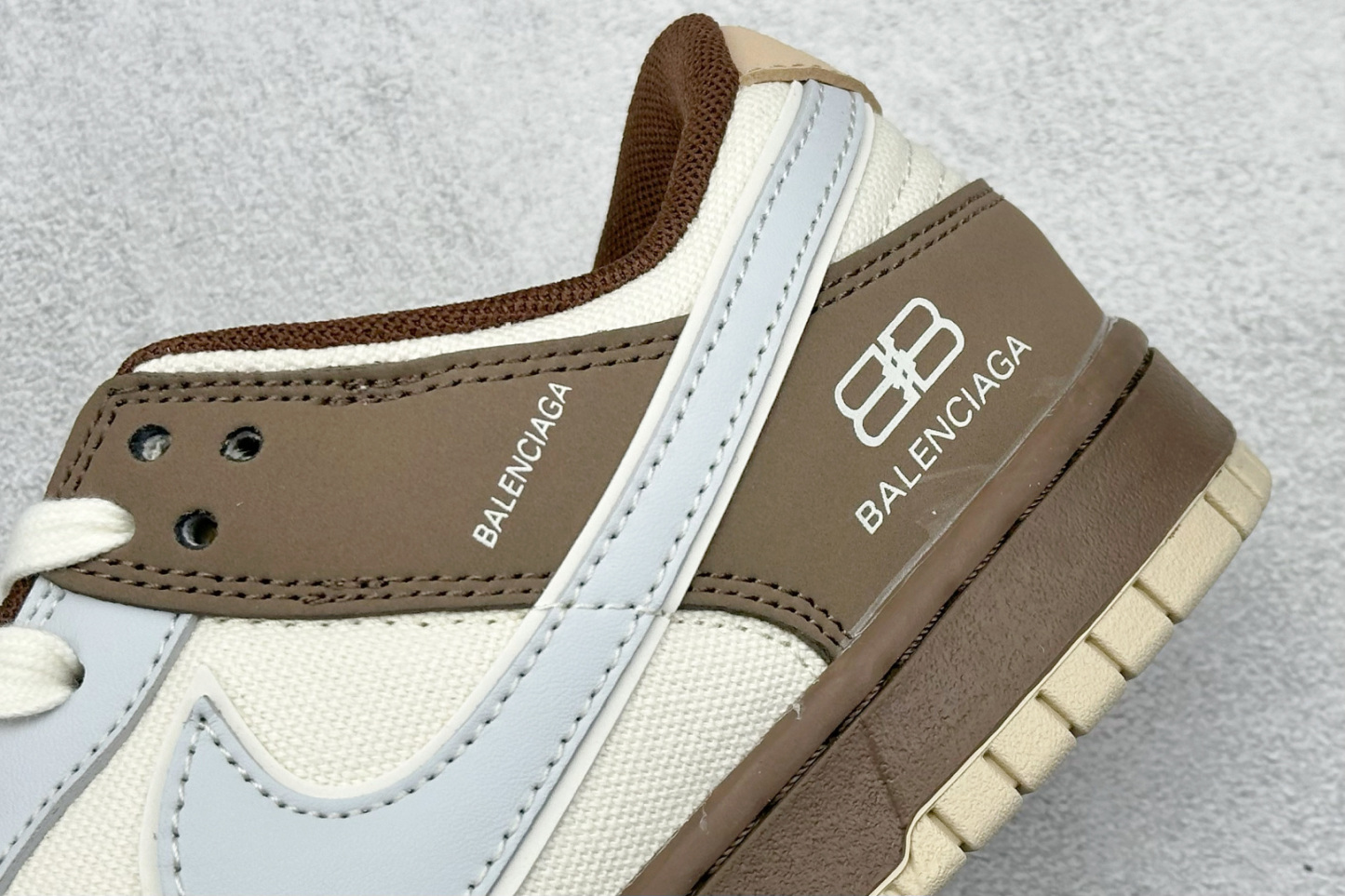 「コラボモデル」Balenciaga x NikeSB Dunk Low "White/Brown/Grey Mini Swoosh" スケートシューズ