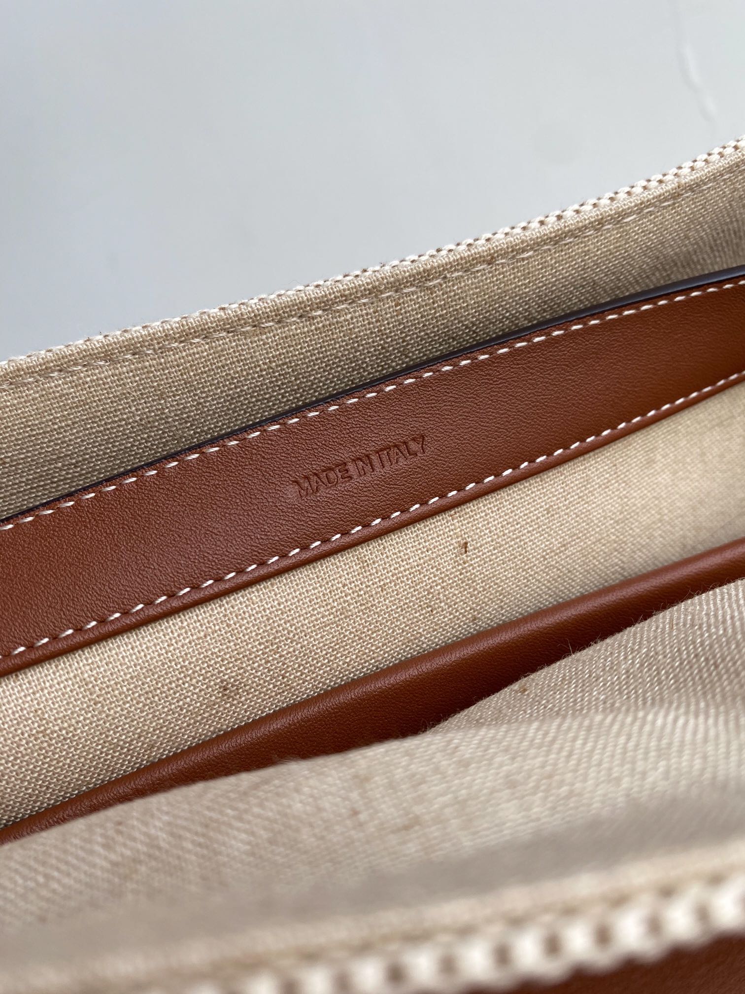 セリーヌ「Celine」SOFT 16 レザー ショルダーバッグ