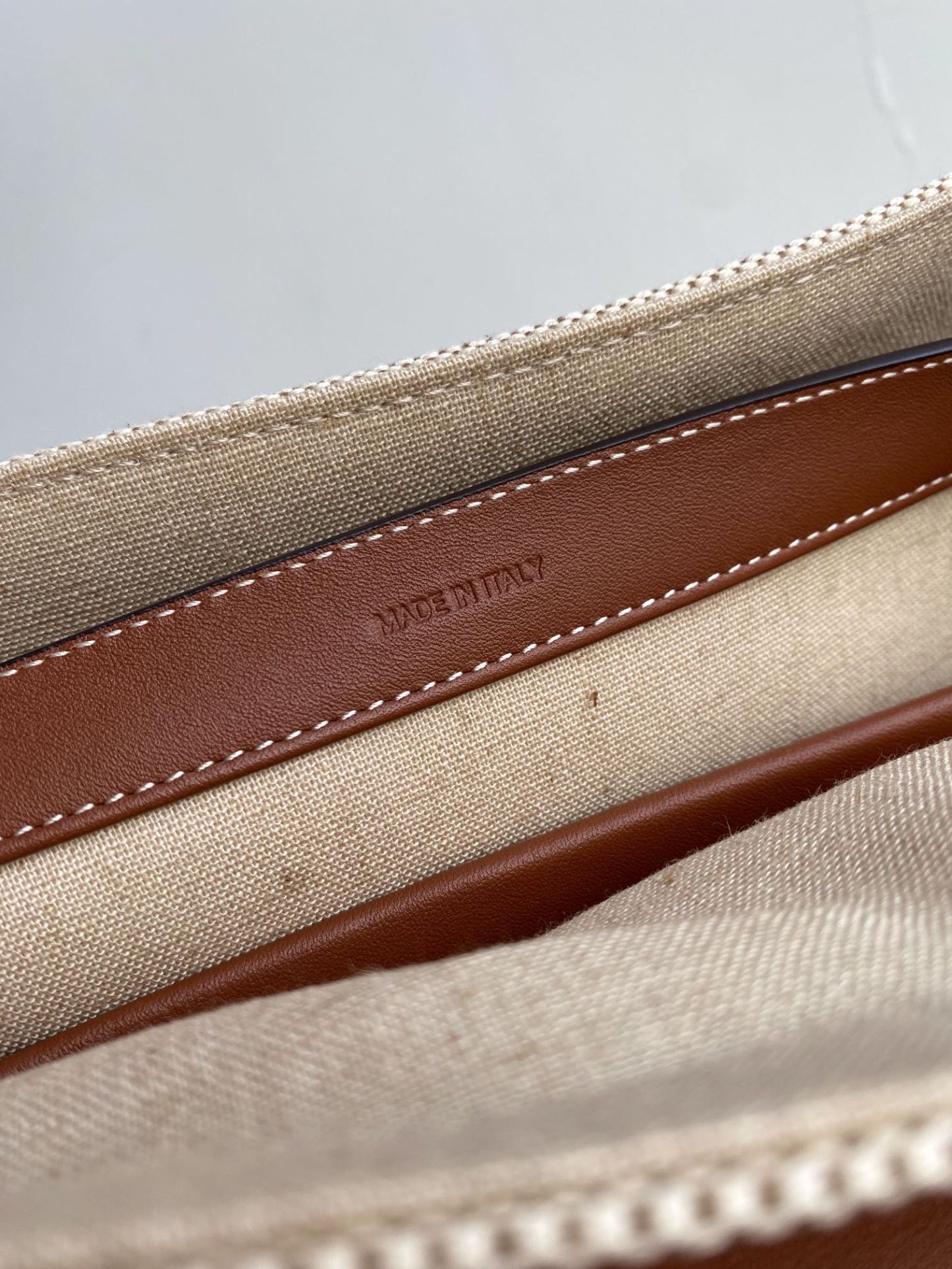 セリーヌ「Celine」SOFT 16 レザー ショルダーバッグ