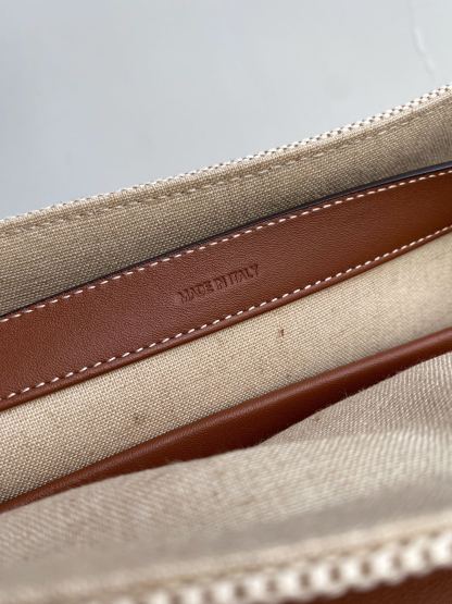 セリーヌ「Celine」SOFT 16 レザー ショルダーバッグ
