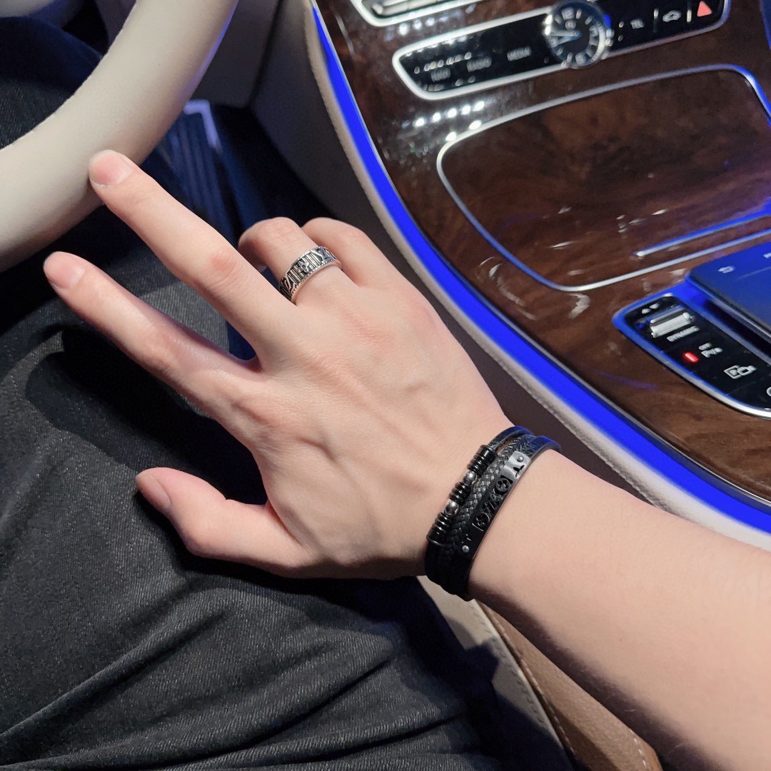 ルイ・ヴィトン「Louis Vuitton」クラシック レザーコード ブレスレット