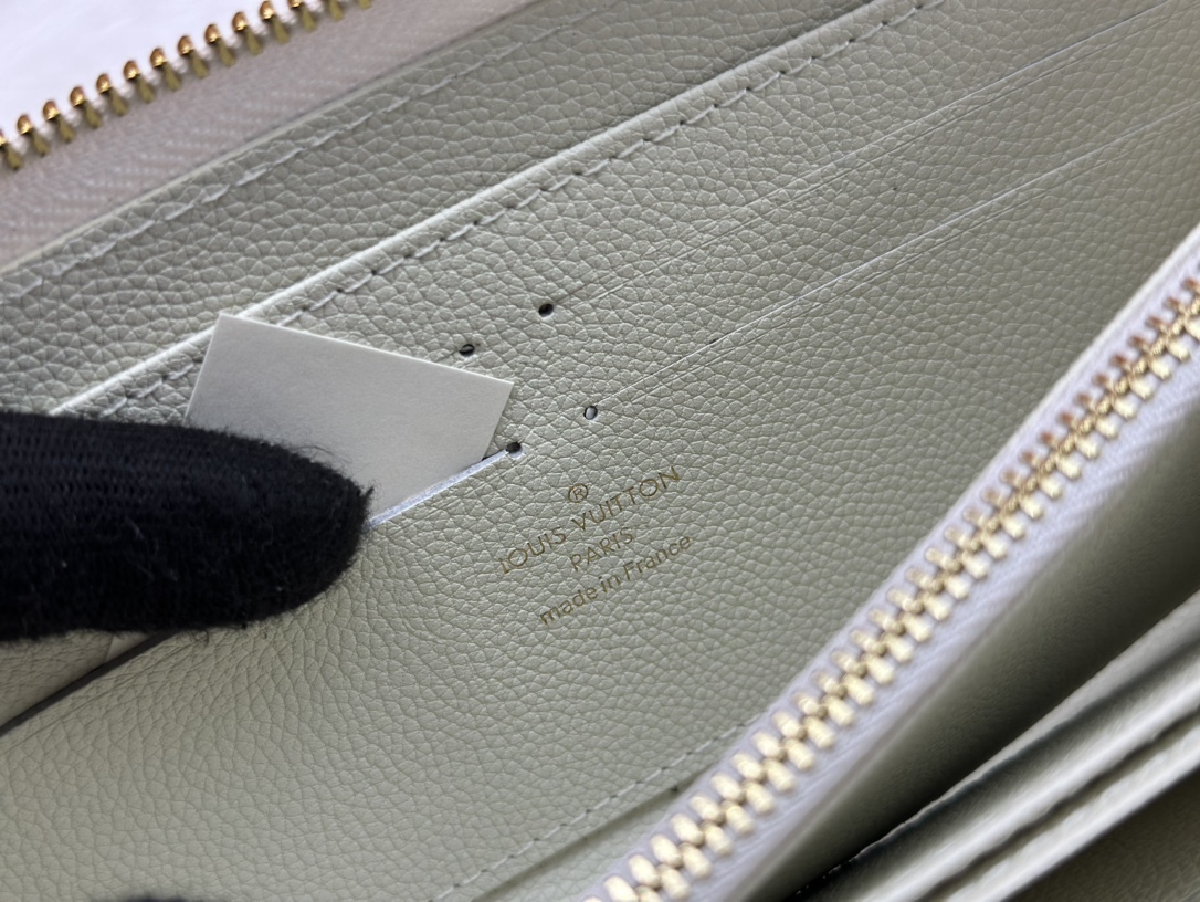 ルイ・ヴィトン ジッピー･ウォレット「エンボス 刺繍」