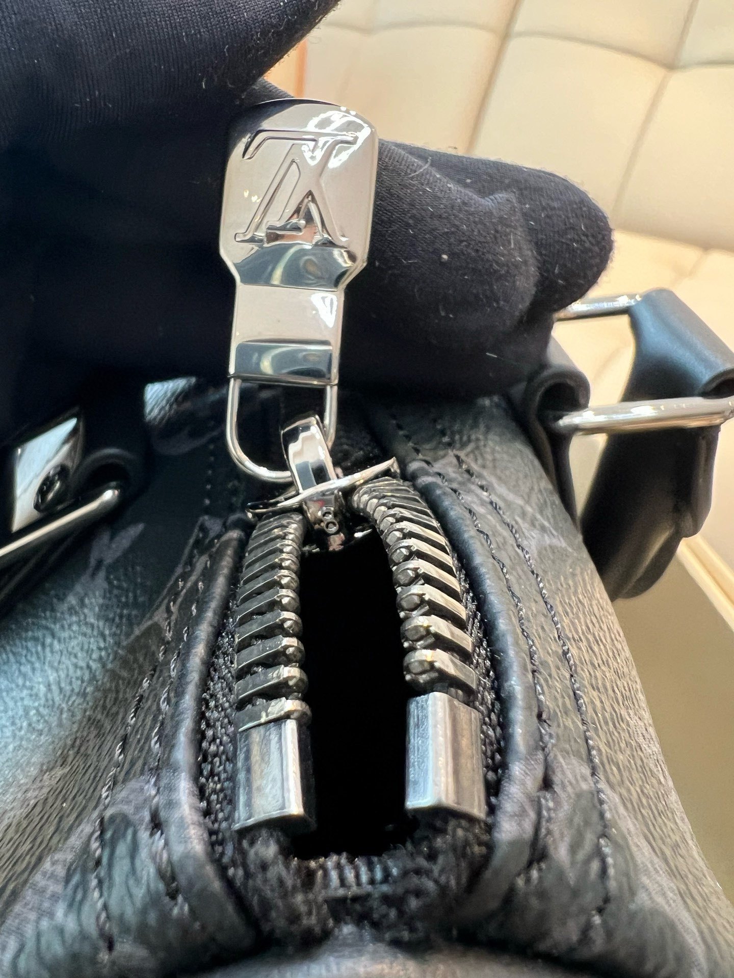 ルイ・ヴィトン「Louis Vuitton」モノグラム エクリプス 逆さま キープオール バンドリエール 25 ハンドバッグ