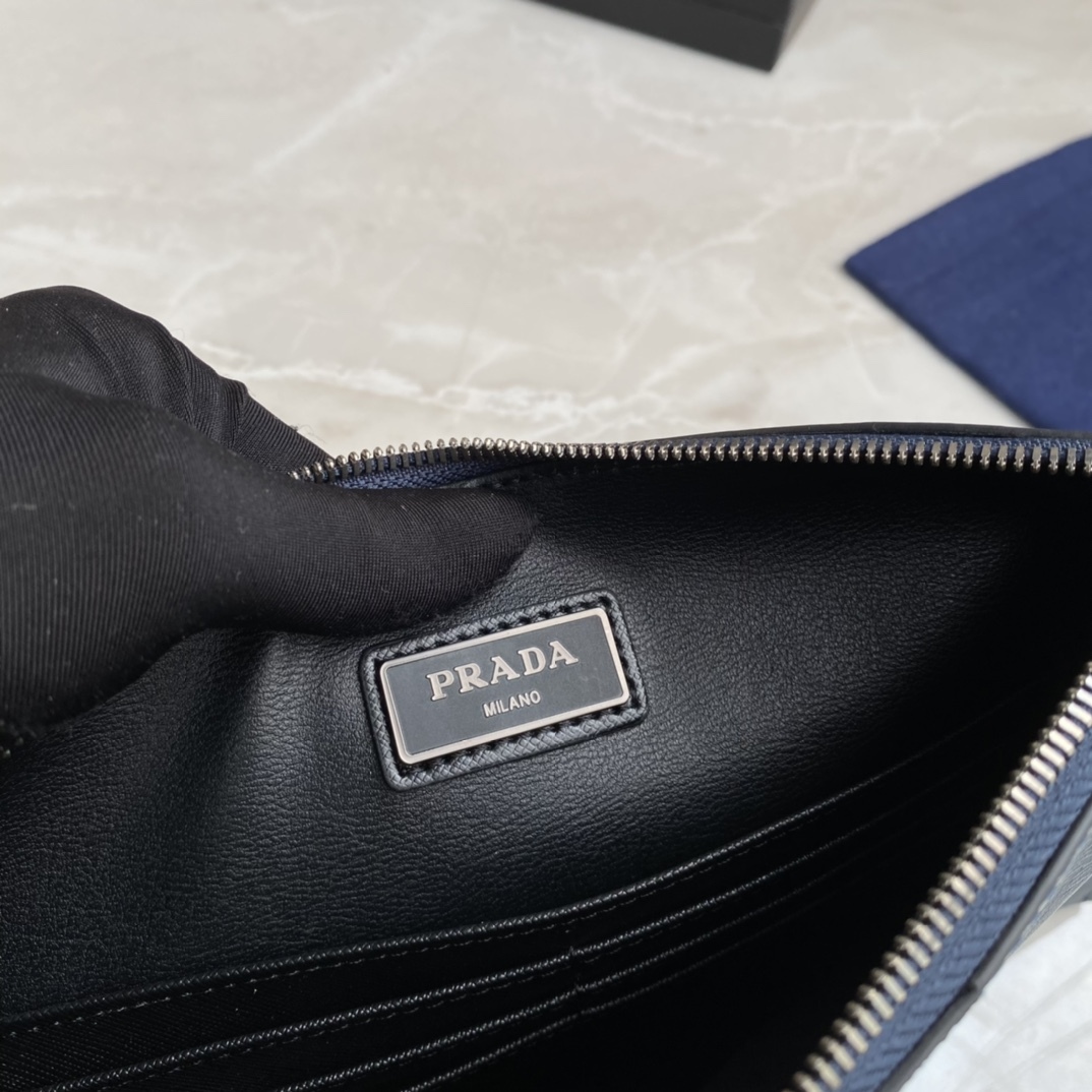 プラダ「Prada」ロゴアイテム クラッチバッグ