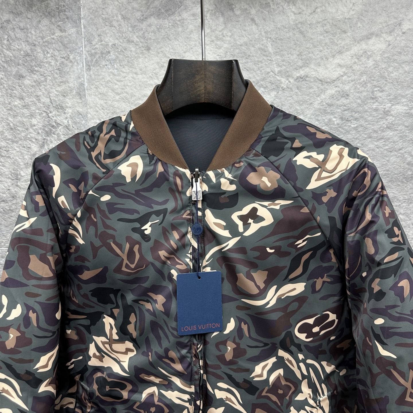 ルイ・ヴィトン「Louis Vuitton」ロゴ プリント ダウンジャケット