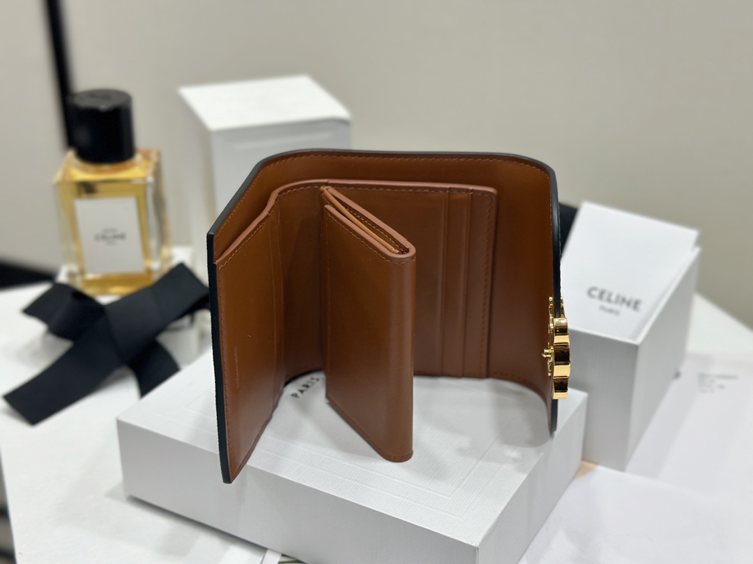 セリーヌ「Celine」Triomphe キャンバス & レザー フラップ ウォレット