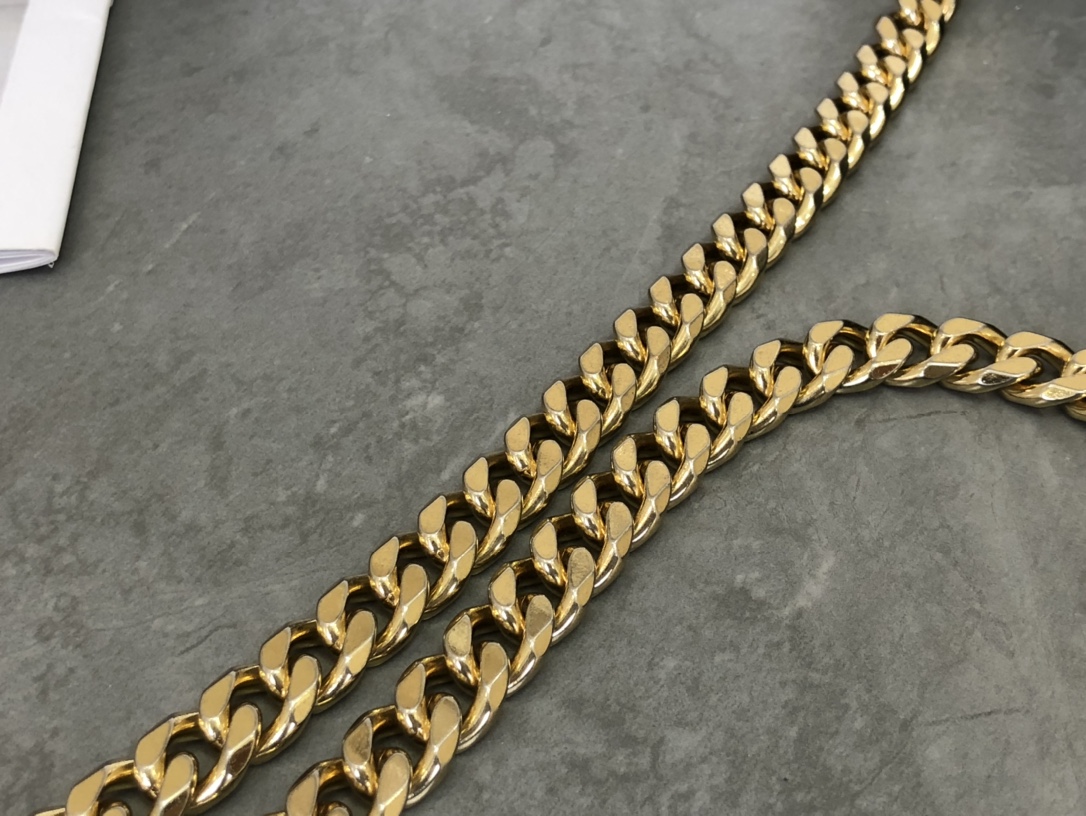 セリーヌ「Celine」チェーンアームホール トリアンフ ウォレット オン チェーン