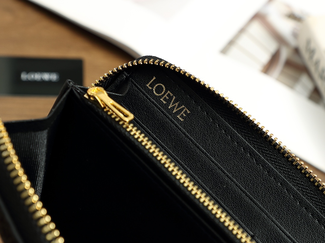 ロエベ「Loewe」ジッパー付き財布