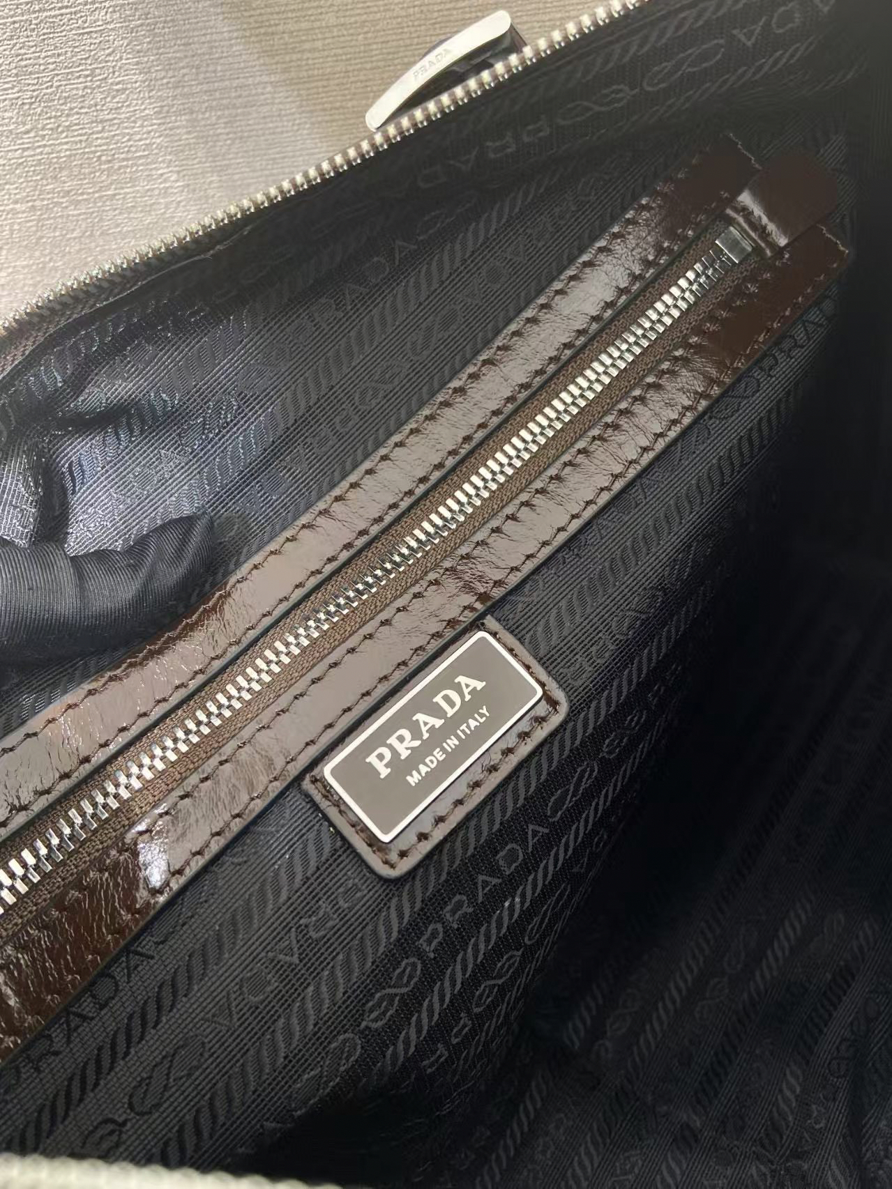 プラダ「Prada」レザー ショルダーバッグ