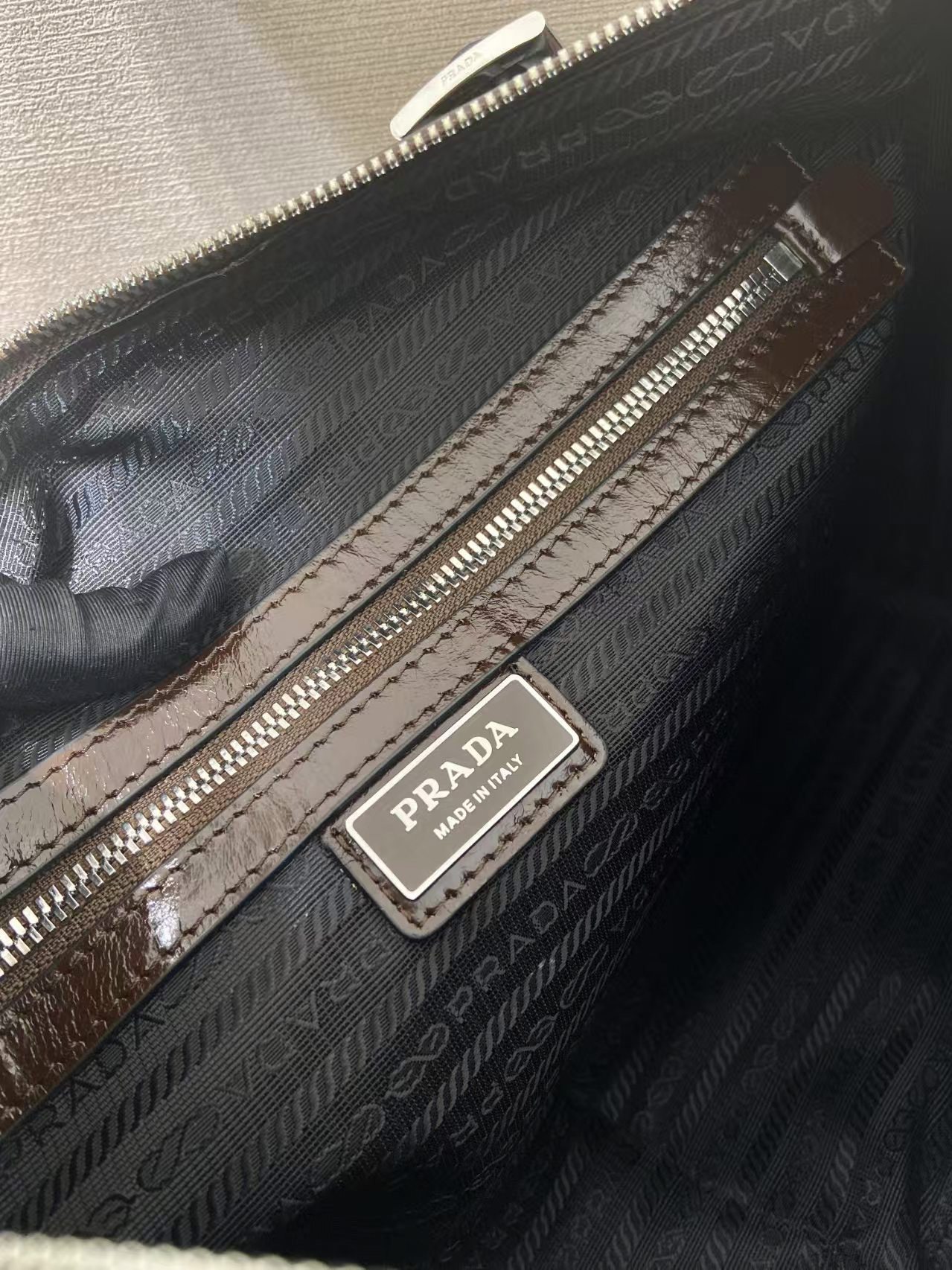 プラダ「Prada」レザー ショルダーバッグ