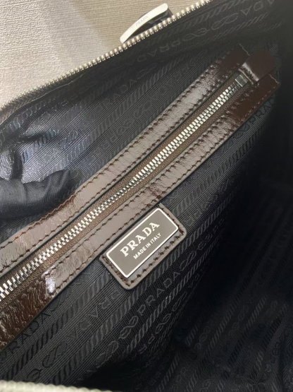 プラダ「Prada」レザー ショルダーバッグ