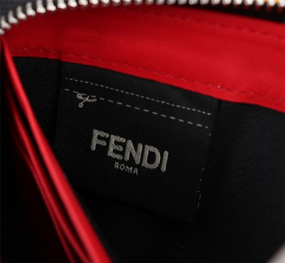 フェンディ「Fendi」高級エンボス牛革の大きな イタリア製財布
