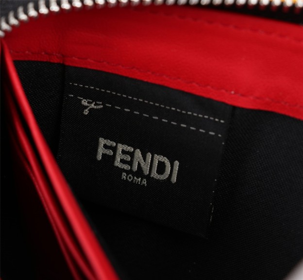 フェンディ「Fendi」高級エンボス牛革の大きな イタリア製財布