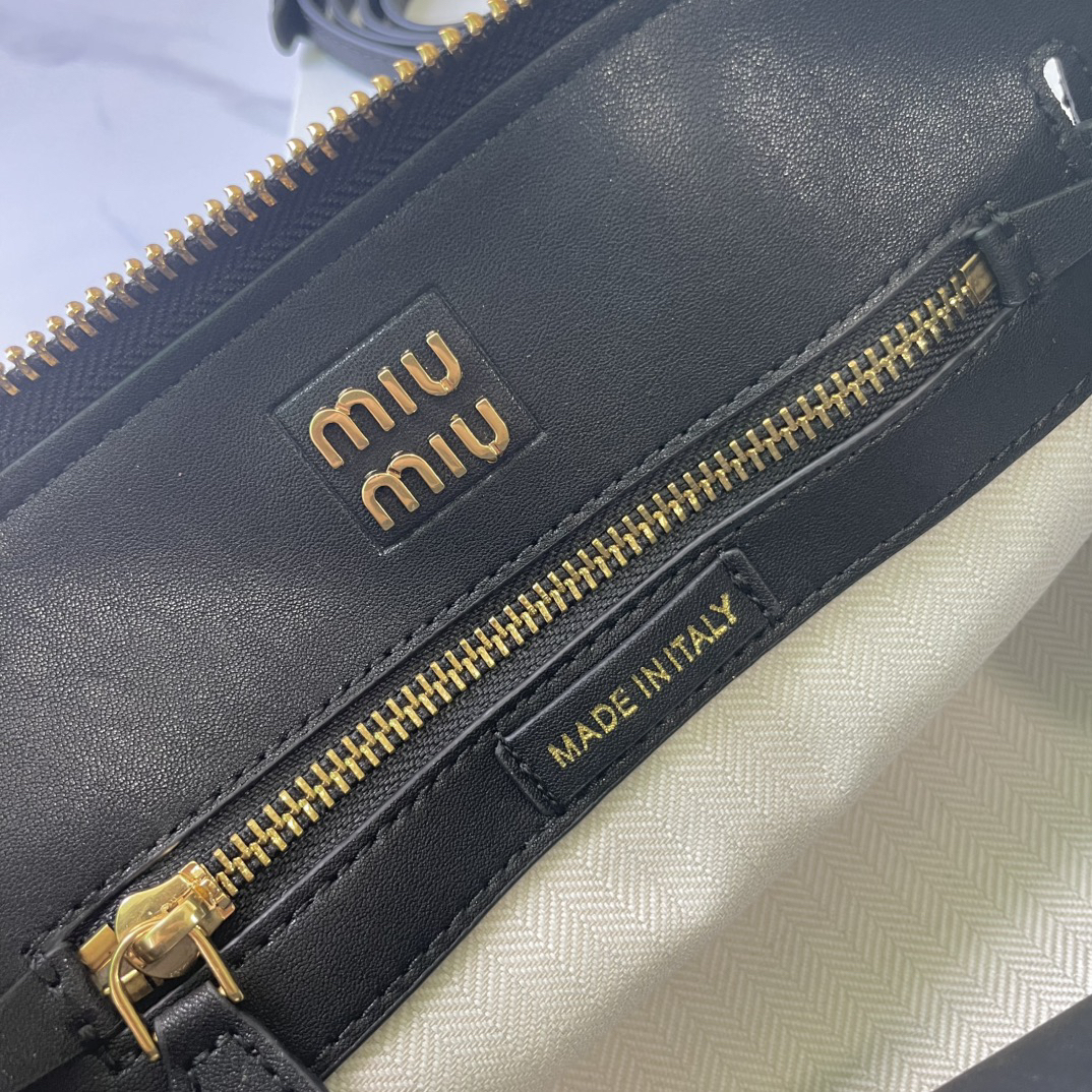 ミュウミュウ「Miu Miu」Matelassé Bowling Tote Bag