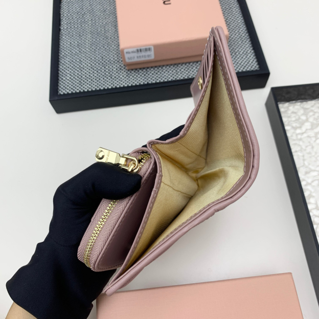 ミュウミュウ「Miu Miu」マテラッセレザー ジップアラウンド 折り財布