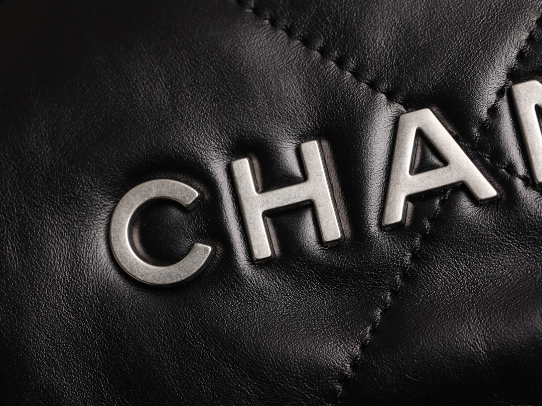 シャネル「Chanel」22バッグ シルバーロゴ ミディアムサイズ