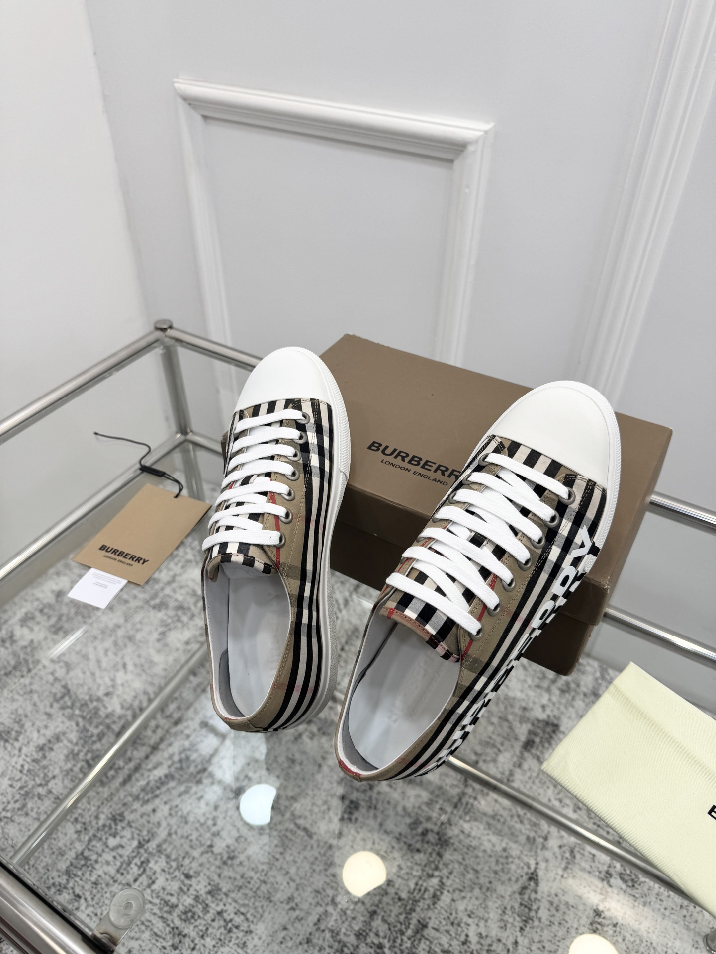 バーバリー「Burberry」バーバリー テラス スニーカー / ユニセックスキャンバスシューズ