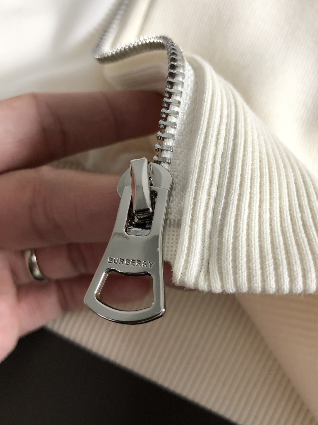 バーバリー「Burberry」バーバリー レタリング刺繍 ジップアップジャケット / アウター