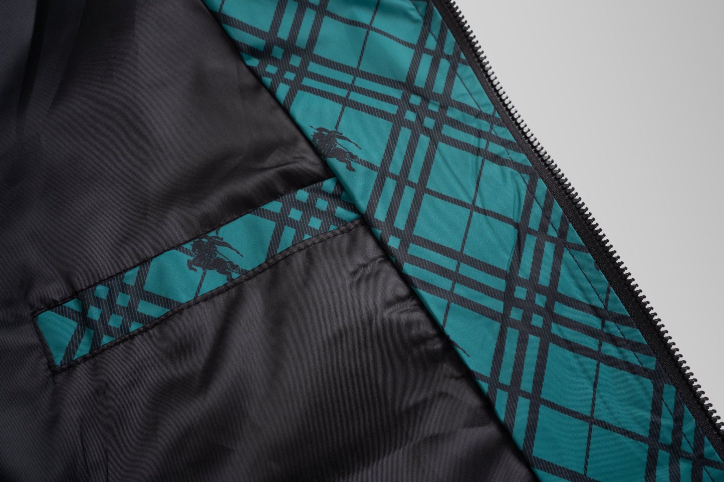 バーバリー「Burberry」バーバリー ロゴプリント ジップアップジャケット / アウター