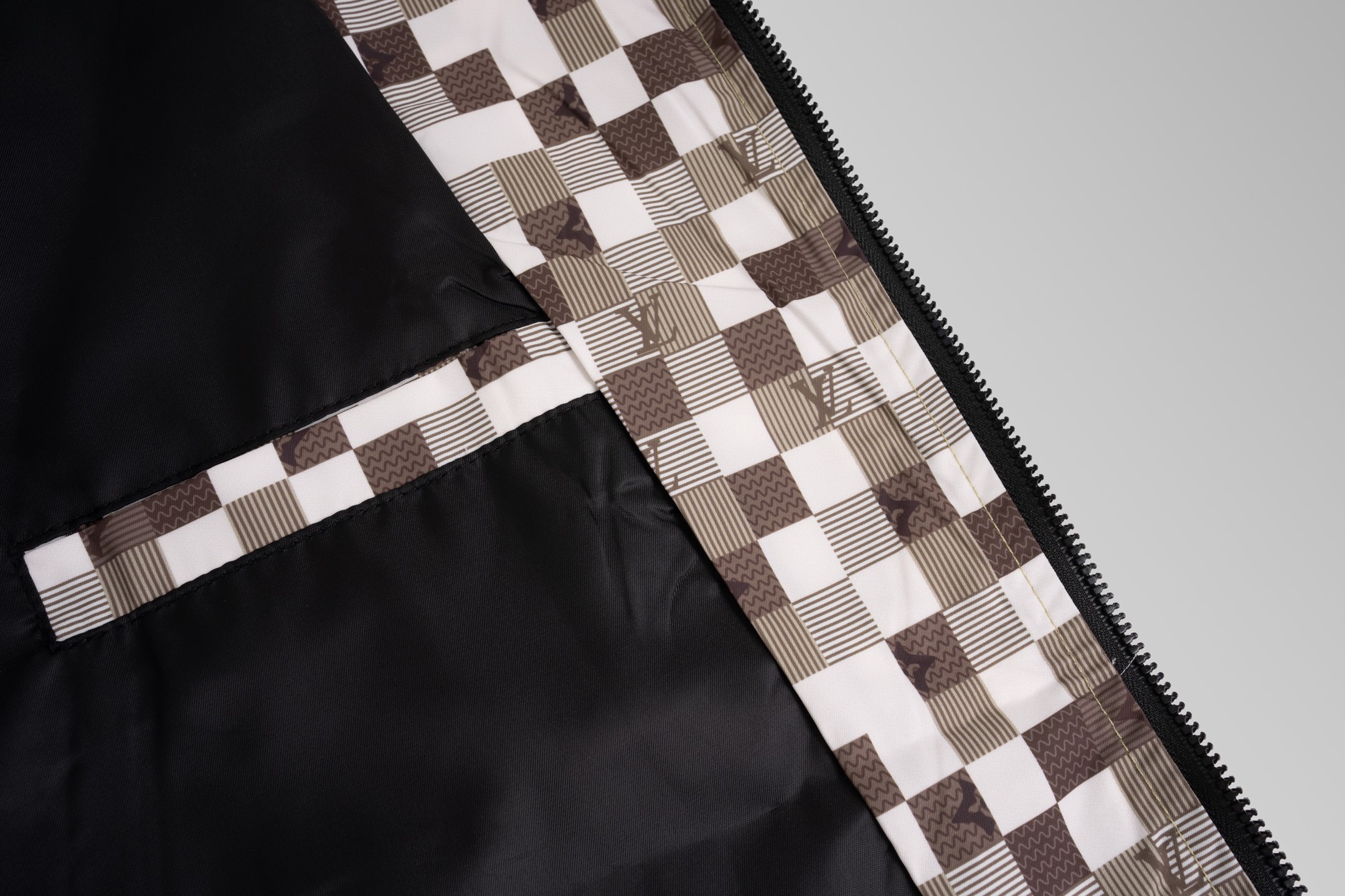 ルイ・ヴィトン「Louis Vuitton」ルイ・ヴィトン ロゴプリント ジップアップジャケット / アウター