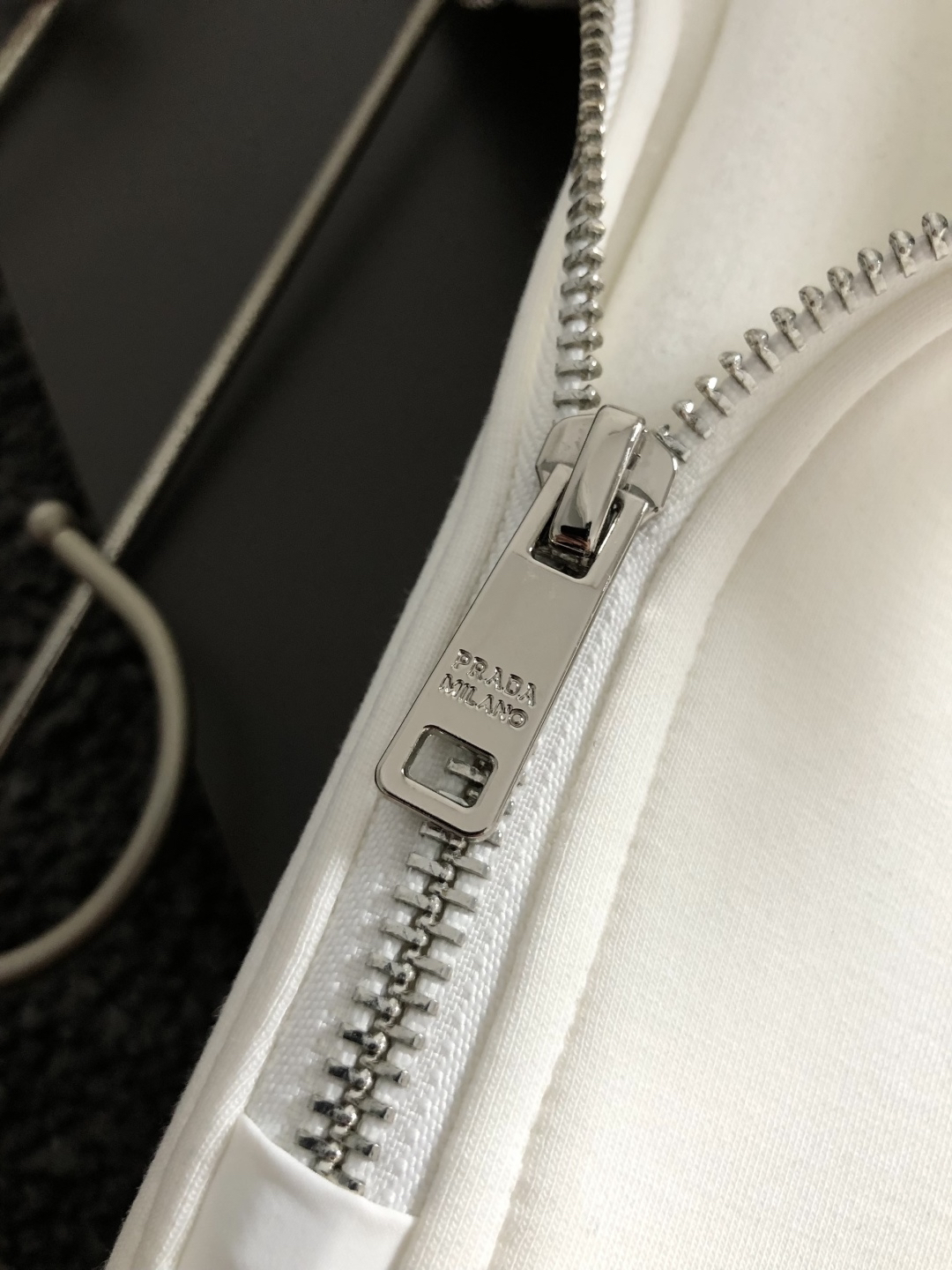 プラダ「Prada」プラダ リサイクルダブルジャージー ジップアップスウェットシャツ / プルオーバー