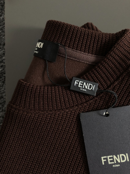 フェンディ「Fendi」フェンディ ロゴパッチ ジップアップスウェットシャツ / プルオーバー