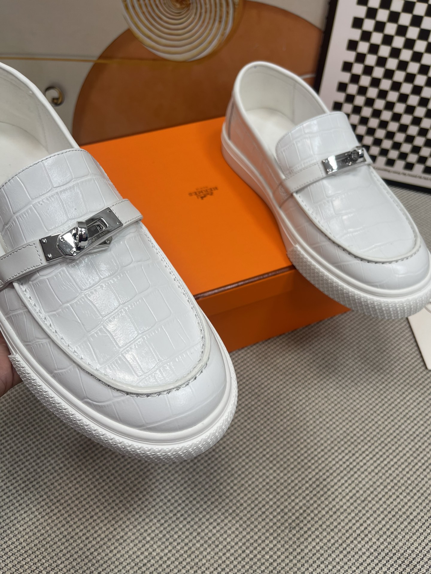 エルメス［Hermès］おしゃれなペアスニーカー