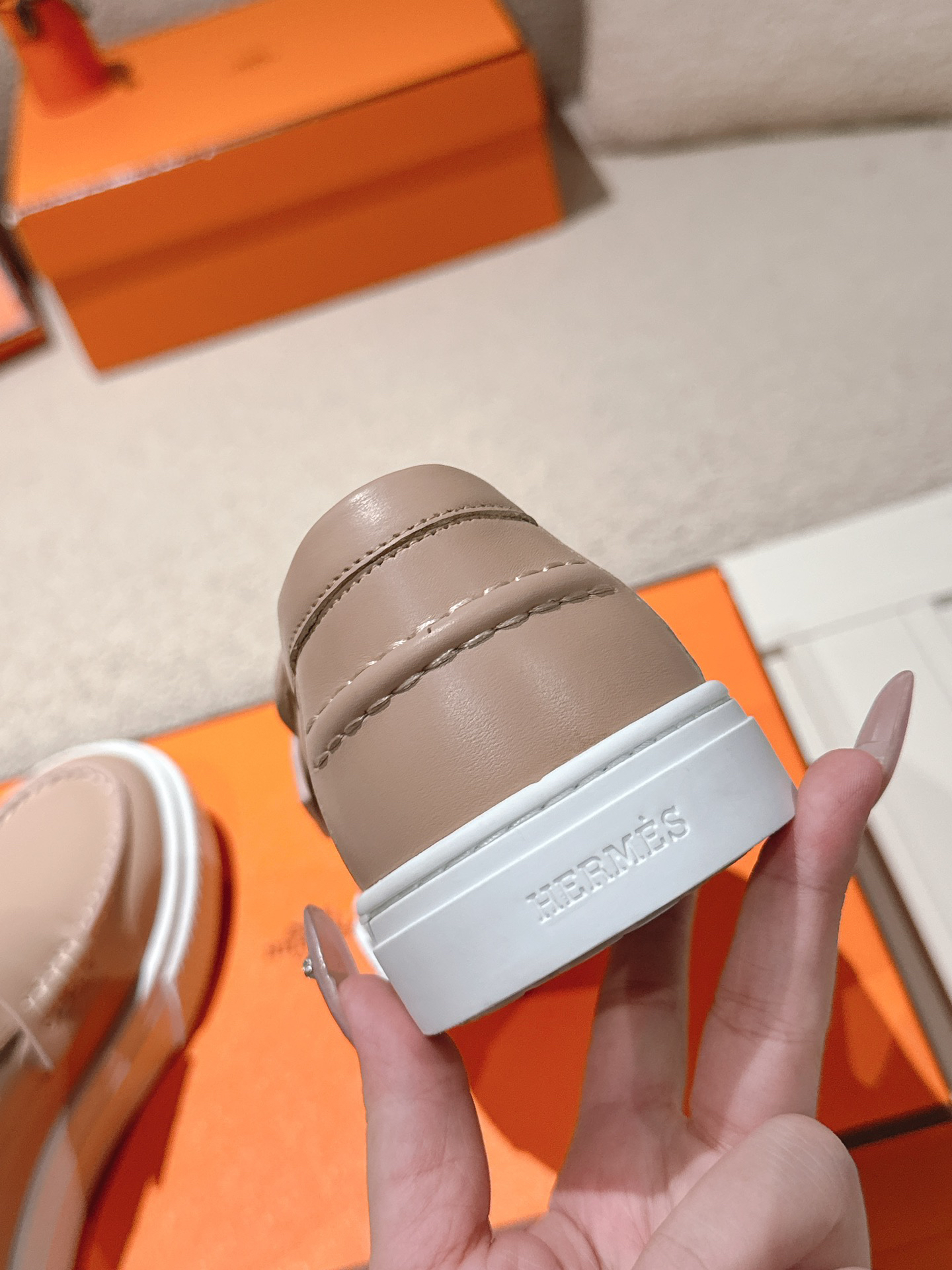 エルメス［Hermès］おしゃれなペアスニーカー