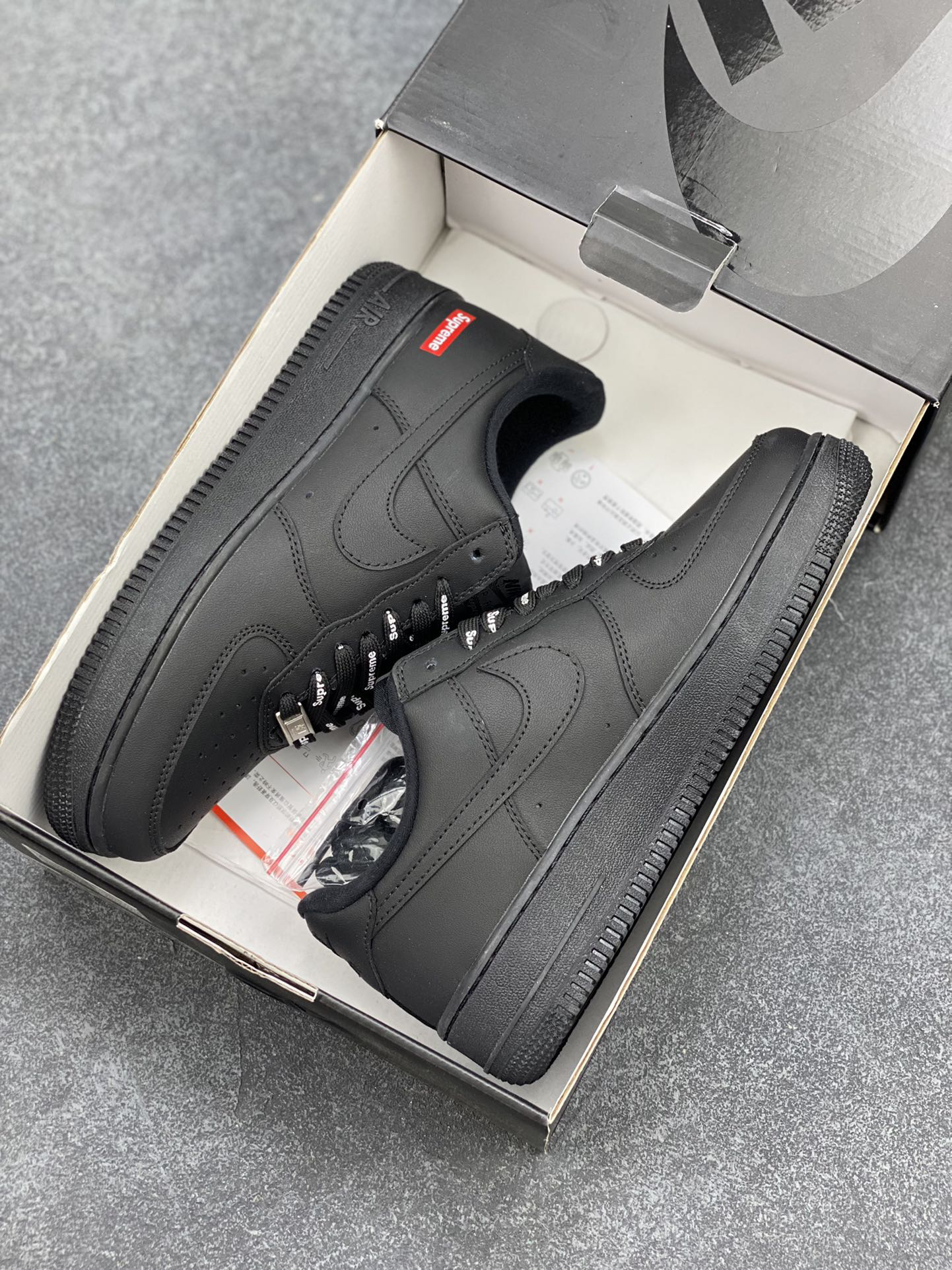 超入手困難「コラボモデル」Supreme × Nike Air Force 1 Low スニーカー