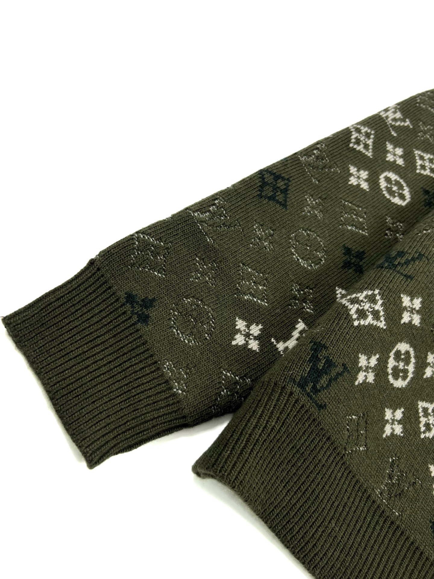 ルイ・ヴィトン「Louis Vuitton」ルイ・ヴィトン モノグラム サープラス ジャカード プルオーバー / メンズ ニットセーター
