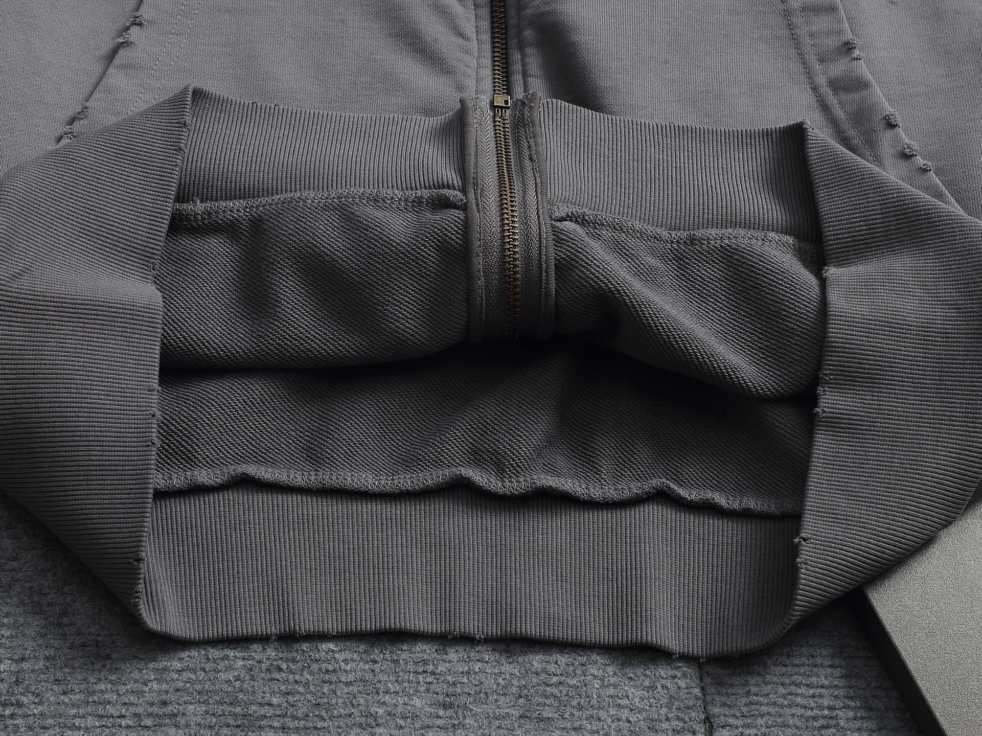 ルイ・ヴィトン「Louis Vuitton」ルイ・ヴィトン レタリング レザーパッチ フーデッド スウェットシャツ / ユニセックス