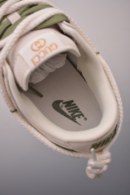 「コラボモデル」Gucci x Nike   SB Dunk Low デコンストラクション ドローストリングスニーカー
