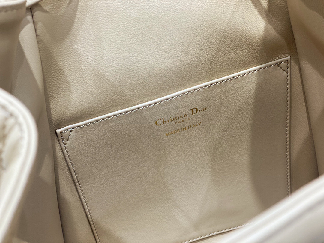 ディオール「Dior」CARO ミディアム バックパック マイルドベージュ ラムスキン カナージュ エフェクト