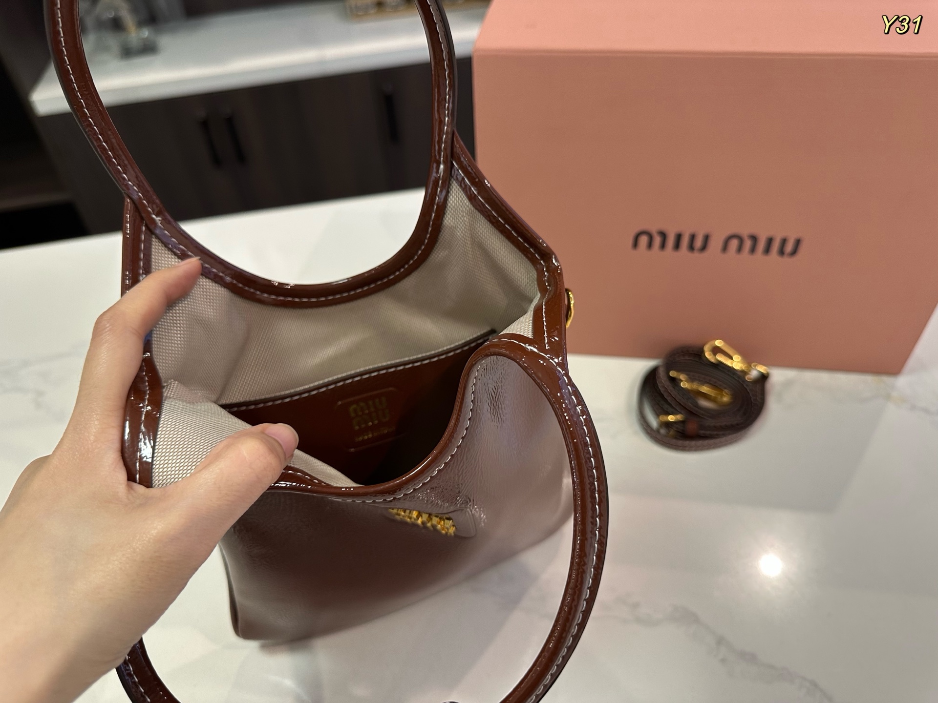 ミュウミュウ「Miu Miu」ラミー アイビートートバッグ コンパクトスリムシルエット